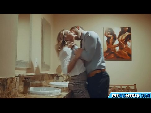 ❤️ Ke hoʻowalewale ʻia ʻoe e kahi blonde busty i kahi lumi hoʻomaha ākea ️❌ Ano porn ia makou ﹏